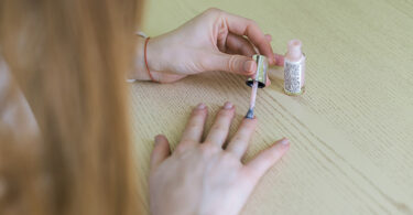 Comment nettoyer une tache de vernis à ongles sur du carrelage